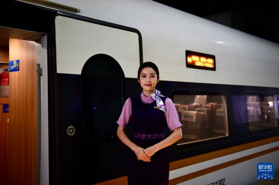 9月4日，G9121次列車乘務員在歡迎試乘人員登車。新華社記者 吳青昊 攝