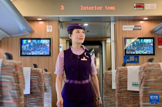 9月4日，G9121次列車乘務員在列車上巡查。新華社記者 吳青昊 攝