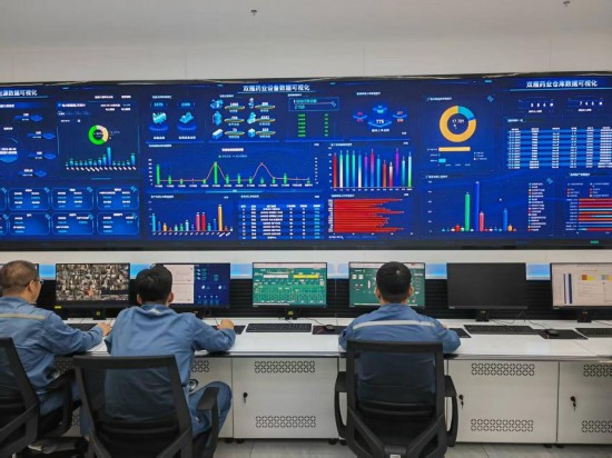 2025年8月23日，中聯數據集團山西公司工作人員在操作電子平臺。新華社記者 柴婷 攝