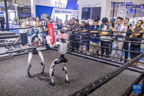 9月4日，媒體記者和嘉賓在2025世界智能產業博覽會宇樹科技展廳觀看機器人拳擊賽。新華社記者 唐奕 攝