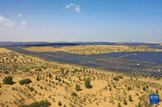這是庫布其沙漠里的蒙西基地庫布其200萬千瓦光伏治沙項目區（9月3日攝，無人機照片）。新華社記者 李志鵬 攝