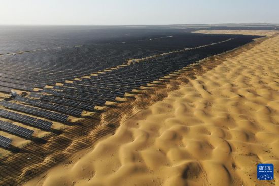 這是庫布其沙漠里的杭錦旗朔方新能源大基地（9月2日攝，無人機照片）。新華社記者 李志鵬 攝