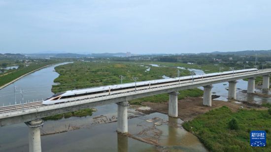 9月4日，G9121次列車在沈佳高鐵沈白段上行駛。新華社發（中國鐵路沈陽局集團有限公司 供圖）