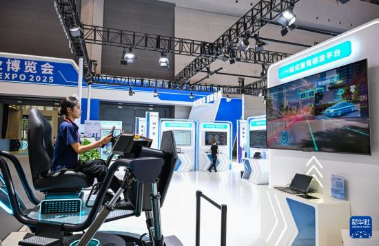 9月4日，工作人員在2025世界智能產業博覽會會場演示“一站式智駕研發平臺”功能。新華社記者 王全超 攝