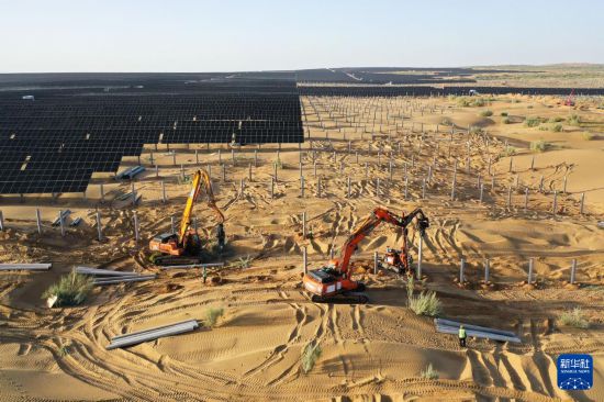 工程機械在庫布其沙漠里的杭錦旗朔方新能源大基地施工（9月2日攝，無人機照片）。新華社記者 李志鵬 攝