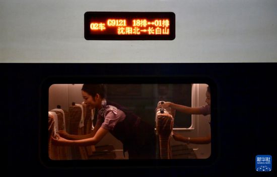9月4日，G9121次列車乘務員在列車上工作。新華社記者 吳青昊 攝