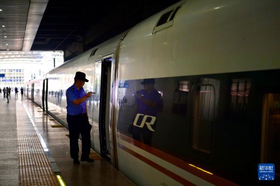 9月4日，工作人員在發車前檢查G9121次列車。新華社記者 吳青昊 攝