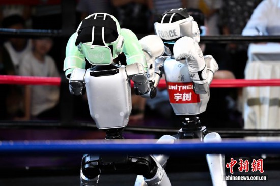   9月7日，重慶，機器人在搏擊表演賽比賽中。中新社記者 何蓬磊 攝
