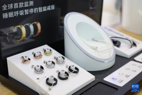 這是9月7日在2025世界智能產業博覽會現場拍攝的監測睡眠呼吸暫停的智能戒指。     新華社記者 黃偉 攝
