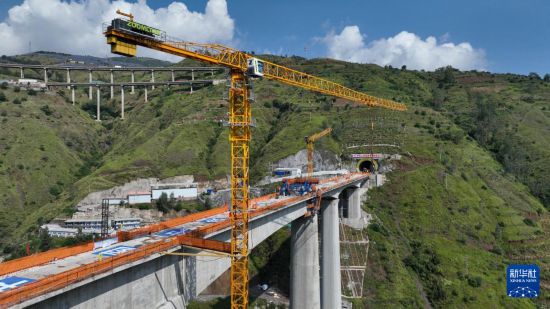   9月7日在云南省昭通市魯甸縣江底鎮拍攝的渝昆高鐵江底牛欄江特大橋合龍現場（無人機照片）。  新華社發（張廣玉攝）