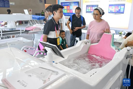 9月7日，觀眾在2025世界智能產業博覽會上了解老人助浴設備。     新華社記者 王全超 攝