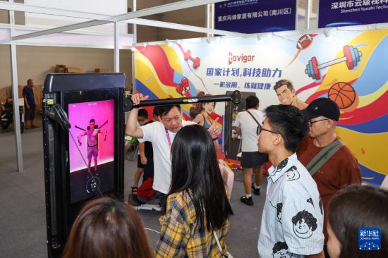 9月7日，觀眾在2025世界智能產業博覽會現場了解智能力量訓練設備。     新華社記者 黃偉 攝