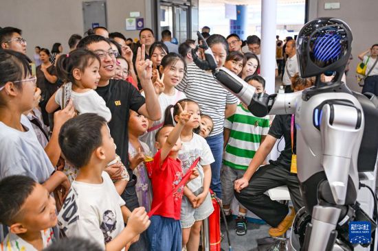 9月7日，人形機器人在2025世界智能產業博覽會上與觀眾互動。     新華社記者 王全超 攝