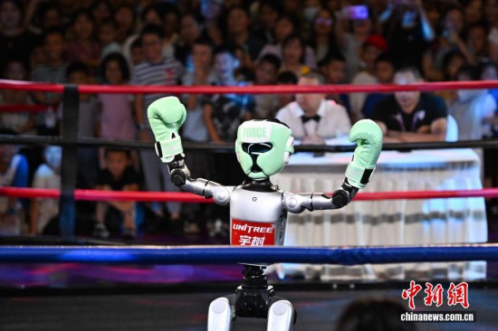 9月7日，重慶，機器人在搏擊表演賽中慶祝獲勝。中新社記者 何蓬磊 攝