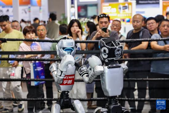 9月5日，觀眾在2025世界智能產業博覽會上觀看人形機器人拳擊比賽。     新華社記者 黃偉 攝