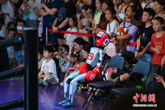 9月7日，重慶，參加搏擊比賽的機器人在候場。中新社記者 何蓬磊 攝