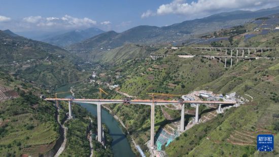   9月7日在云南省昭通市魯甸縣江底鎮拍攝的渝昆高鐵江底牛欄江特大橋合龍現場（無人機照片）。       新華社發（張廣玉攝）