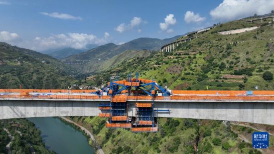  9月7日在云南省昭通市魯甸縣江底鎮拍攝的渝昆高鐵江底牛欄江特大橋合龍現場（無人機照片）。       新華社發（張廣玉攝）