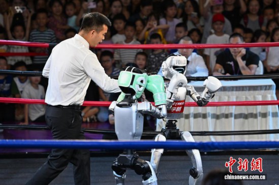 9月7日，重慶，機器人在搏擊表演賽比賽中。中新社記者 何蓬磊 攝