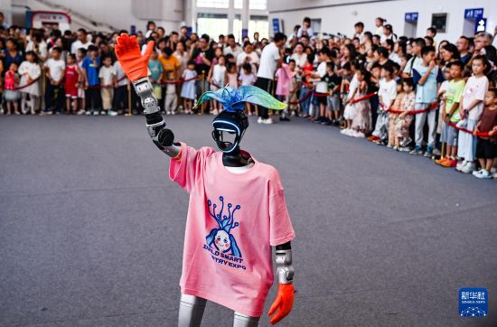 9月7日，人形機器人在2025世界智能產業博覽會上與觀眾互動。     新華社記者 王全超 攝