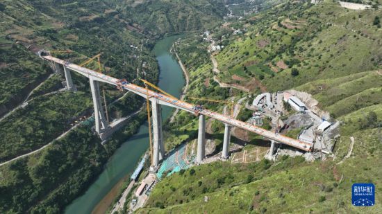   9月7日在云南省昭通市魯甸縣江底鎮拍攝的渝昆高鐵江底牛欄江特大橋合龍現場（無人機照片）。       新華社發（張廣玉攝）
