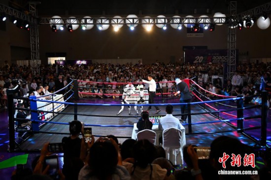 9月7日，重慶，市民觀看機器人搏擊表演賽。中新社記者 何蓬磊 攝