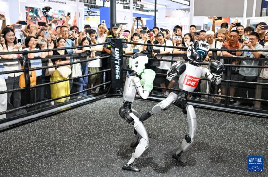 9月5日，觀眾在2025世界智能產業博覽會上觀看人形機器人拳擊比賽。     新華社記者 王全超 攝
