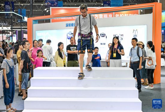 9月7日，觀眾在2025世界智能產業博覽會上體驗外骨骼機器人產品。