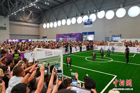 9月7日，重慶，市民觀看機器人3V3足球比賽。中新社記者 何蓬磊 攝