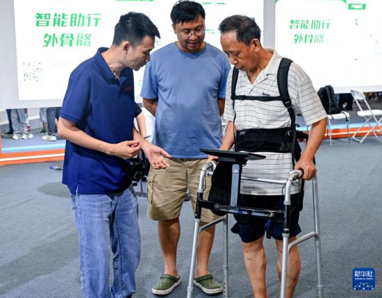 9月7日，觀眾在2025世界智能產業博覽會上體驗外骨骼機器人產品。     新華社記者 王全超 攝