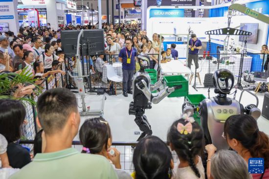 9月7日，觀眾在2025世界智能產業博覽會現場觀看人形機器人搬運物品。     新華社記者 黃偉 攝