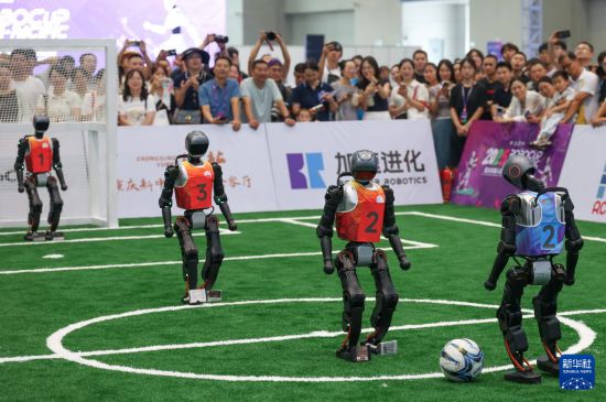 9月5日，觀眾在2025世界智能產業博覽會上觀看人形機器人足球賽。     新華社記者 陳誠 攝