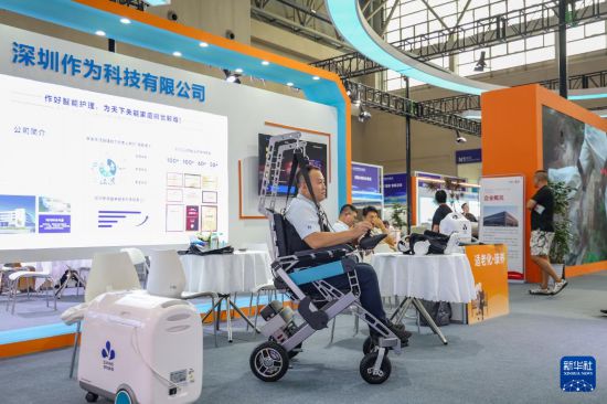 9月5日，在2025世界智能產業博覽會現場，工作人員在演示智能行走機器人。     新華社記者 黃偉 攝