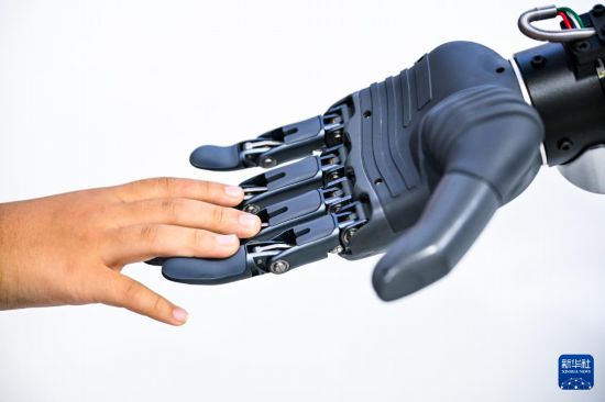 9月7日，小朋友在2025世界智能產業博覽會上與人形機器人互動。     新華社記者 王全超 攝