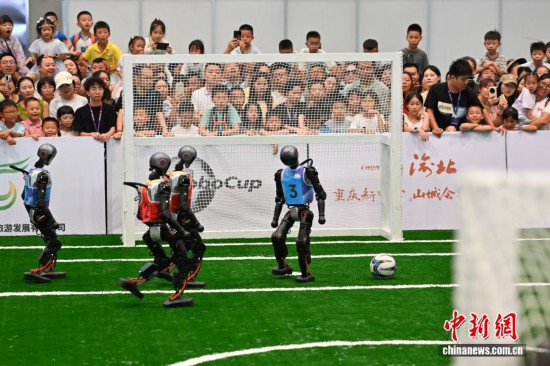 9月7日，重慶，機器人在3V3足球比賽中。中新社記者 何蓬磊 攝