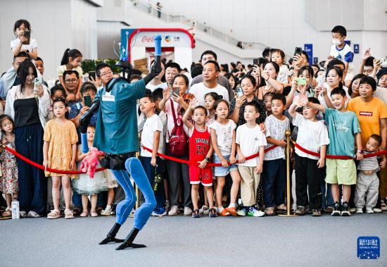 9月7日，人形機器人在2025世界智能產業博覽會上與觀眾互動。     新華社記者 王全超 攝