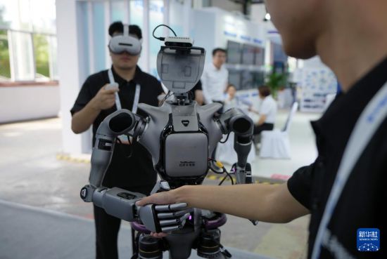9月6日，在2025全球工業互聯網大會展覽區，工作人員演示具身智能操作系統。     新華社記者 李鋼 攝