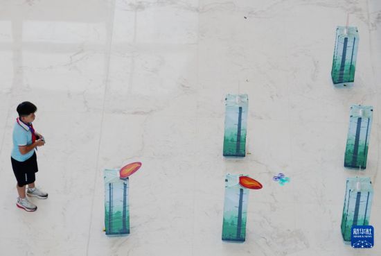   9月7日，2025年河北省石家莊市“全國科普月”科學教育實踐活動在欒城區航空中心舉行，小朋友參加無人機“滅火”賽。       新華社發（李明發攝）