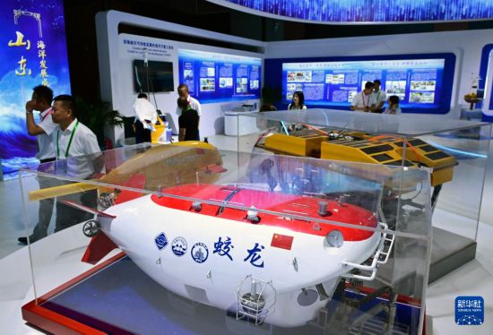 9月8日，參觀者在2025東亞海洋博覽會海洋發展成果展區參觀。     新華社記者 李紫恒 攝