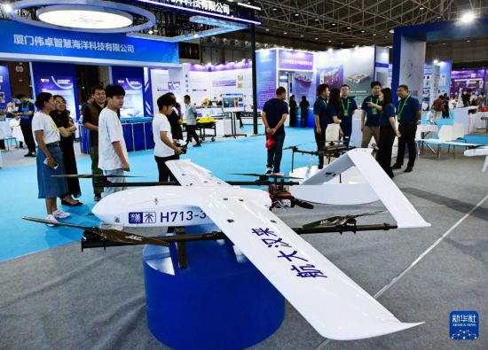 9月8日，參觀者在2025東亞海洋博覽會科技裝備展區參觀。     新華社記者 李紫恒 攝