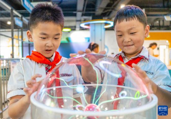   9月7日，在江蘇省海安市科技館，海安市南屏小學學生體驗科普小裝置。       新華社發（翟慧勇攝）