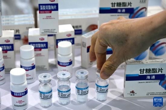 9月8日，工作人員在2025東亞海洋博覽會海洋生物醫藥展區介紹展品。     新華社記者 李紫恒 攝