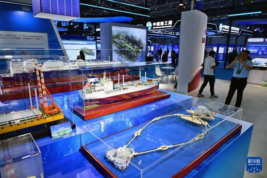 9月8日，參觀者在2025東亞海洋博覽會海洋發展成果展區參觀。     新華社記者 李紫恒 攝