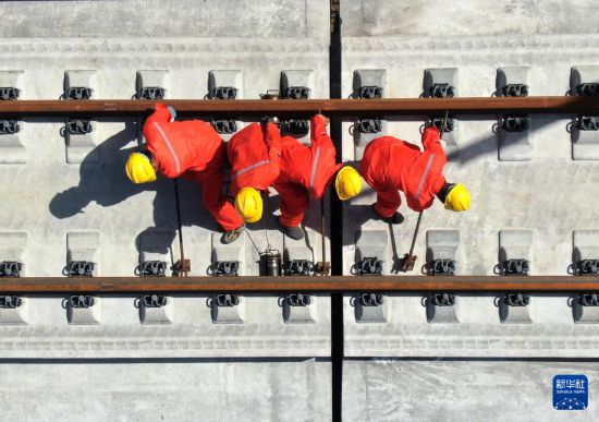 9月8日，施工人員在西十高鐵西安東至藍田區間鋪設無縫鋼軌（無人機照片）。     新華社記者 李一博 攝