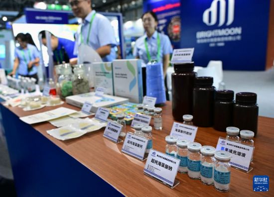 9月8日，參觀者在2025東亞海洋博覽會海洋生物醫藥展區參觀。     新華社記者 李紫恒 攝