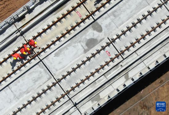 9月8日，施工人員在西十高鐵西安東至藍田區間鋪設無縫鋼軌（無人機照片）。     新華社記者 李一博 攝