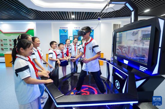 9月8日，江蘇省泰州市姜堰區淮海小學學生在校園科技館體驗VR項目。新華社發（周社根攝）