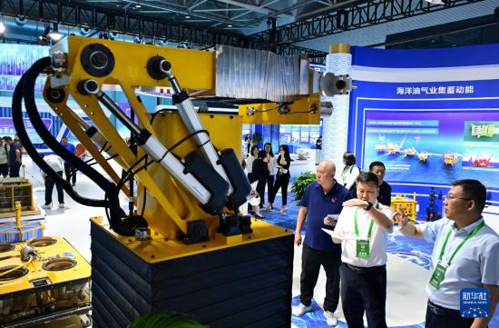 9月8日，參觀者在2025東亞海洋博覽會海洋發展成果展區參觀。     新華社記者 李紫恒 攝