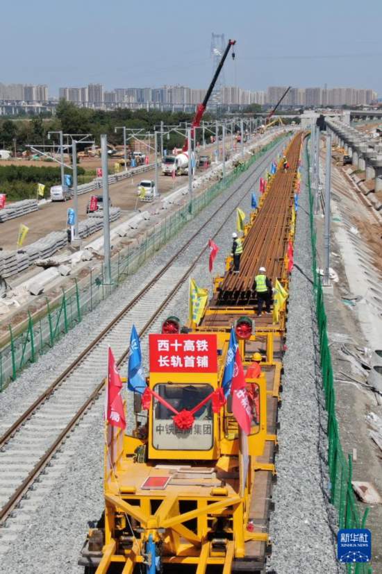 9月8日，施工人員在西十高鐵西安東至藍田區間鋪設無縫鋼軌（無人機照片）。     新華社記者 李一博 攝