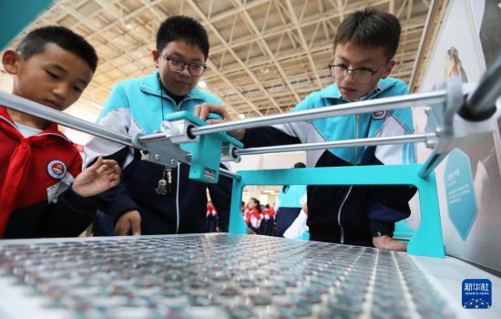   9月8日，在甘肅省定西市舉辦的“山海相依，筑夢蔚藍”山東青島·甘肅定西海洋科普東西部協作主題活動中，定西市安定區關川實驗學校的學生在流動科技館內體驗科普裝置。        新華社發（王克賢攝）